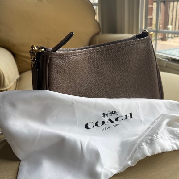 Coach Cary - Picture 2 of 5